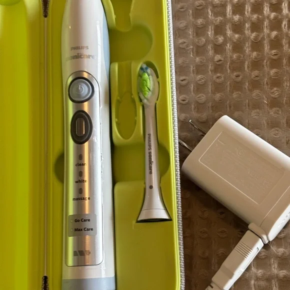 Philips Sonicare Toothbrush with Lime Green Case. NEVER USED